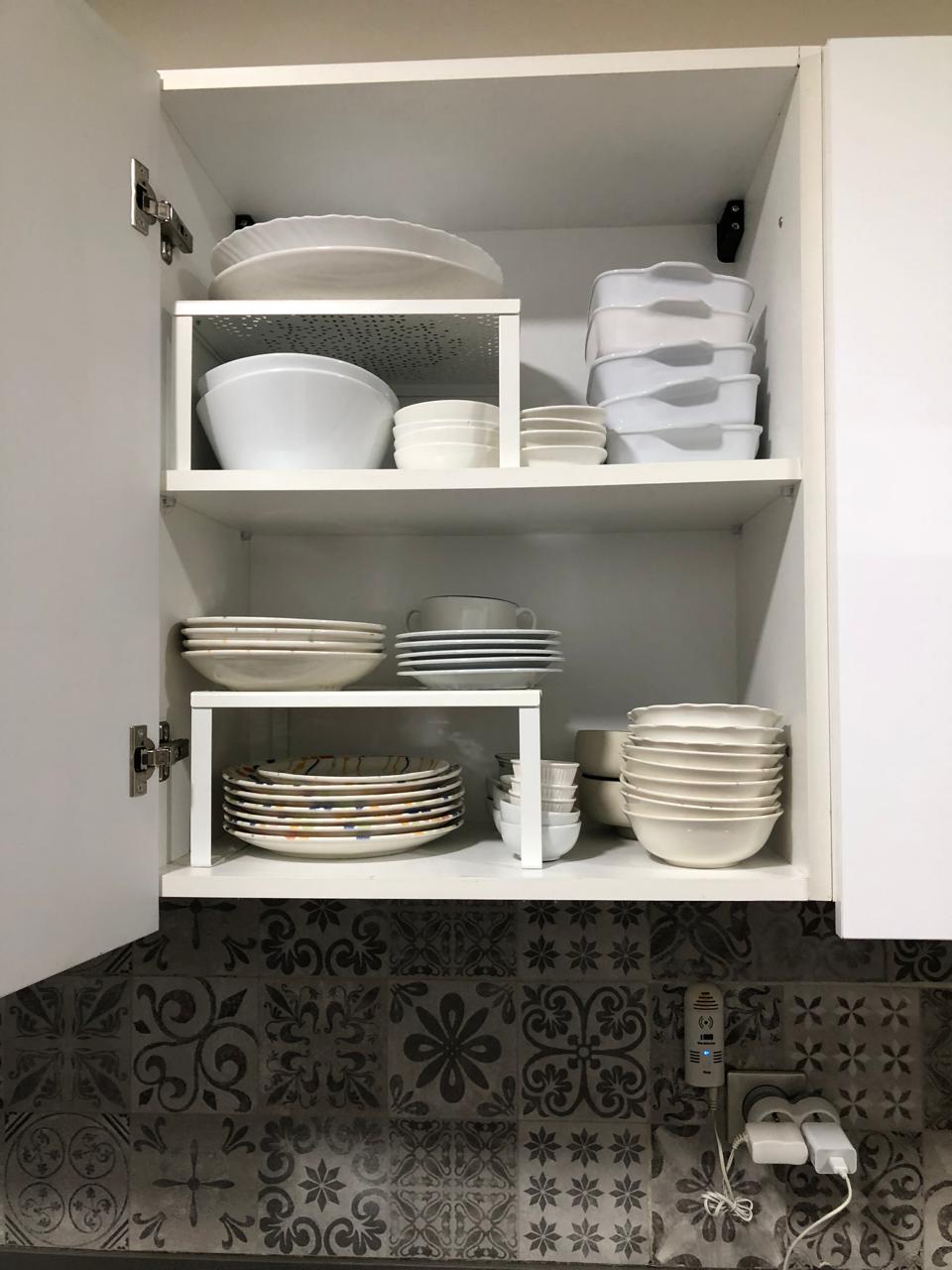 Cuisine organisée avec rehausseurs et carrelage zellige