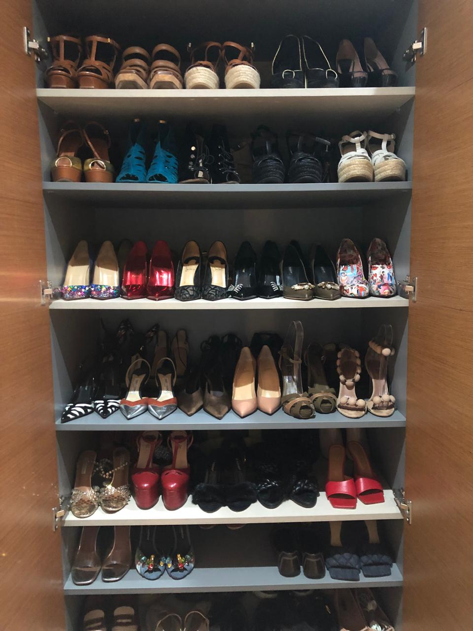 Talons et escarpins rangés en rangées soignées dans un dressing